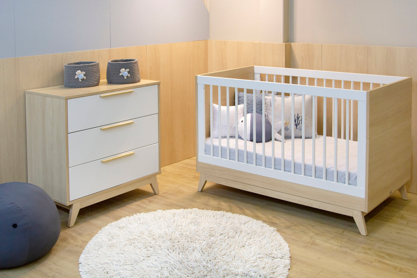 Conjunto Quarto Bebê: Berço + Cômoda 3 Gavetas Petit Branco e Carvalho