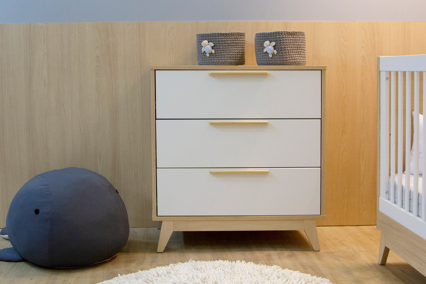 Conjunto Quarto Bebê: Berço + Cômoda 3 Gavetas Petit Branco e Carvalho
