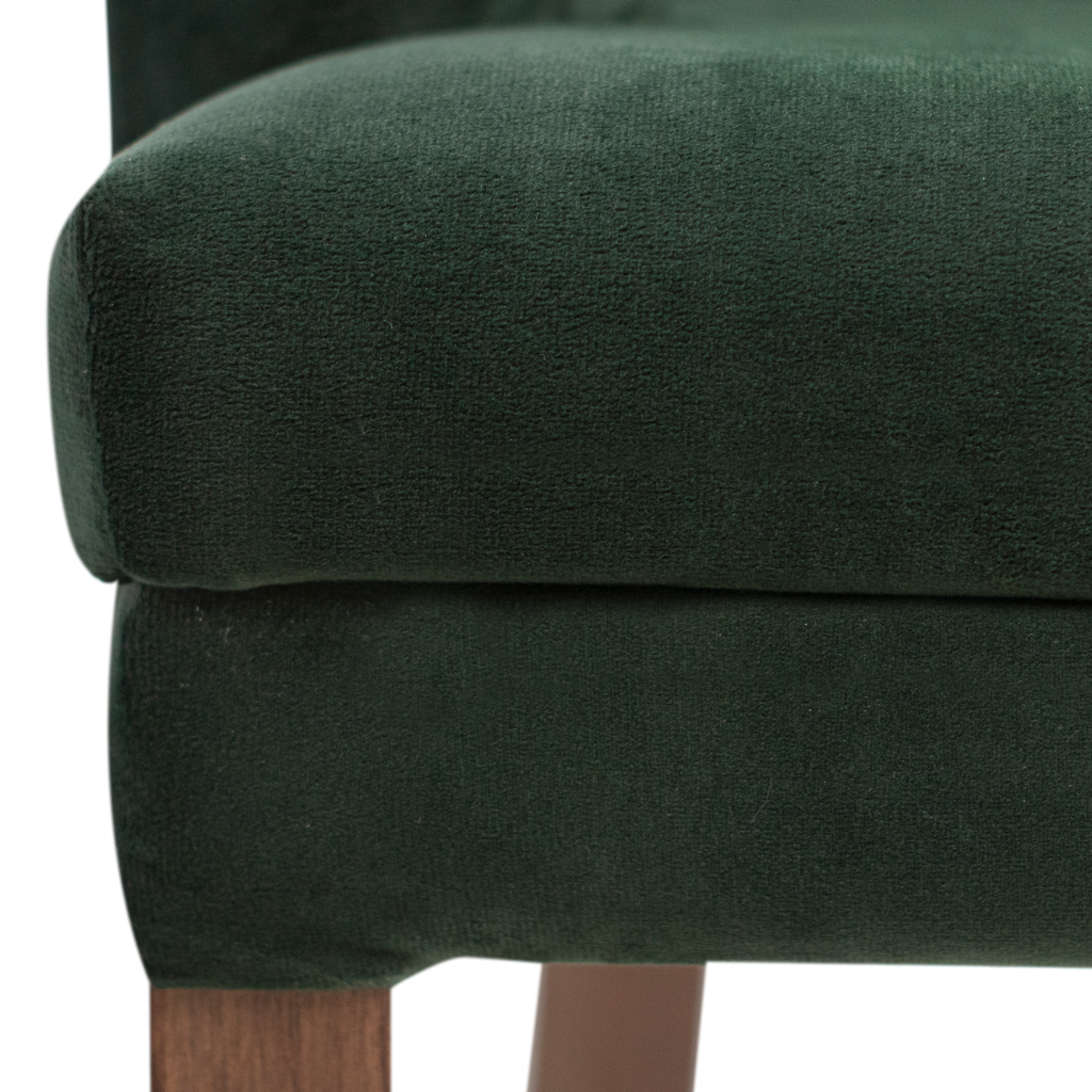 Poltrona Isa Pés Castanho e Tecido Veludo Verde, detalhando o canto