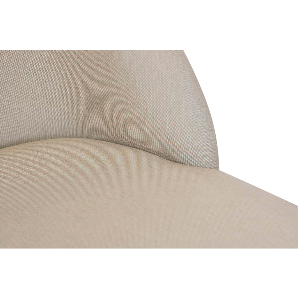 conjunto 2 cadeiras estofado linho claro com matelassê cor castanho, detalhando o acabamento do tecido entre assento e encosto
