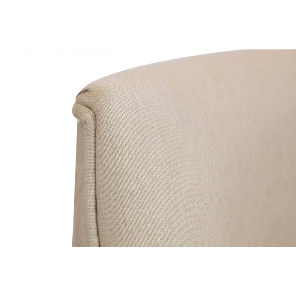 conjunto 2 cadeiras estofado linho claro com matelassê cor castanho, detalhando o acabamento do tecido no encosto