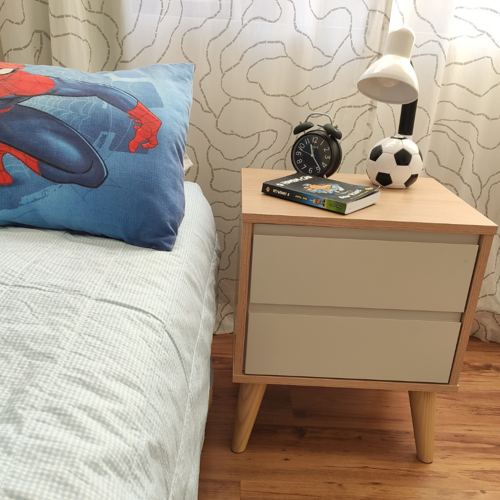 Mesa de cabeceira com 2 gavetas retrô, demonstrando como irá ficar em sua casa
