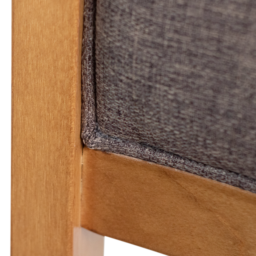 conjunto 2 cadeira Tammy cor amêndoa, tecido linho marrom com detalhe em Tattan, detalhando os acabamentos do tecido do encosto