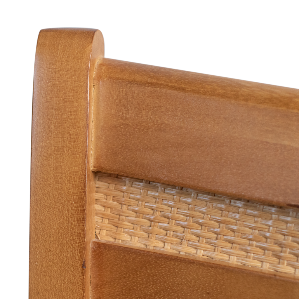 conjunto 2 cadeira Tammy cor amêndoa, tecido linho marrom com detalhe em Tattan, detalhando o acabamento da parte superior do encosto