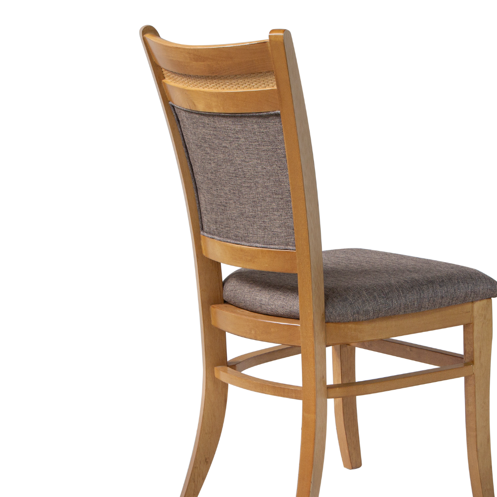 conjunto 2 cadeira Tammy cor amêndoa, tecido linho marrom com detalhe em Tattan, visto de lado