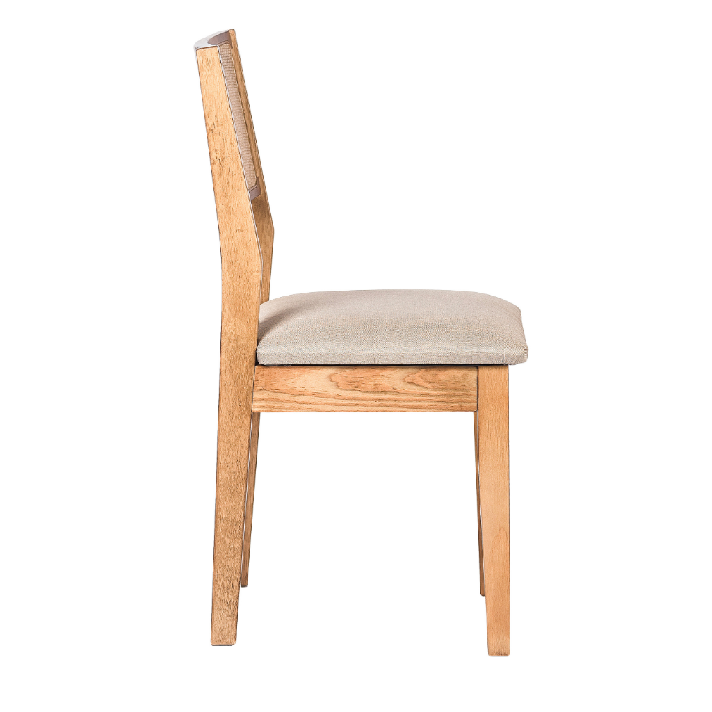 cadeira de madeira em trama natural e estufado silvia cor amêndoa tecido linho, visto de lado