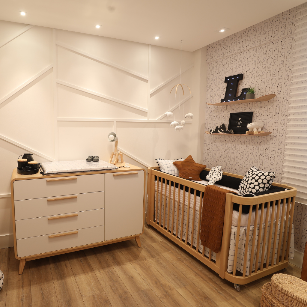 cômoda 4 gavetas e 1 porta evolutivo cor carvalho e branco, destacando como irá ficar em sua casa