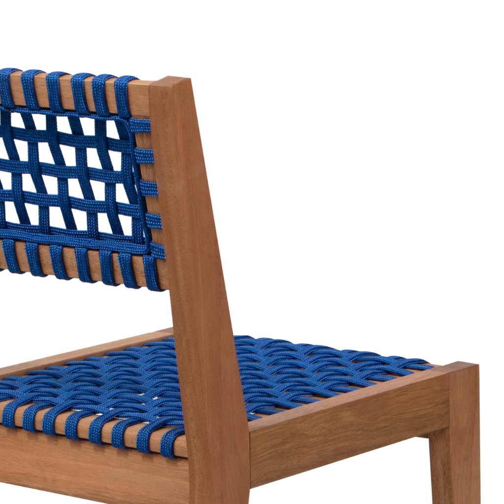 Cadeira de madeira com encosto, assento de cordas cor azul, detalhando o encosto
