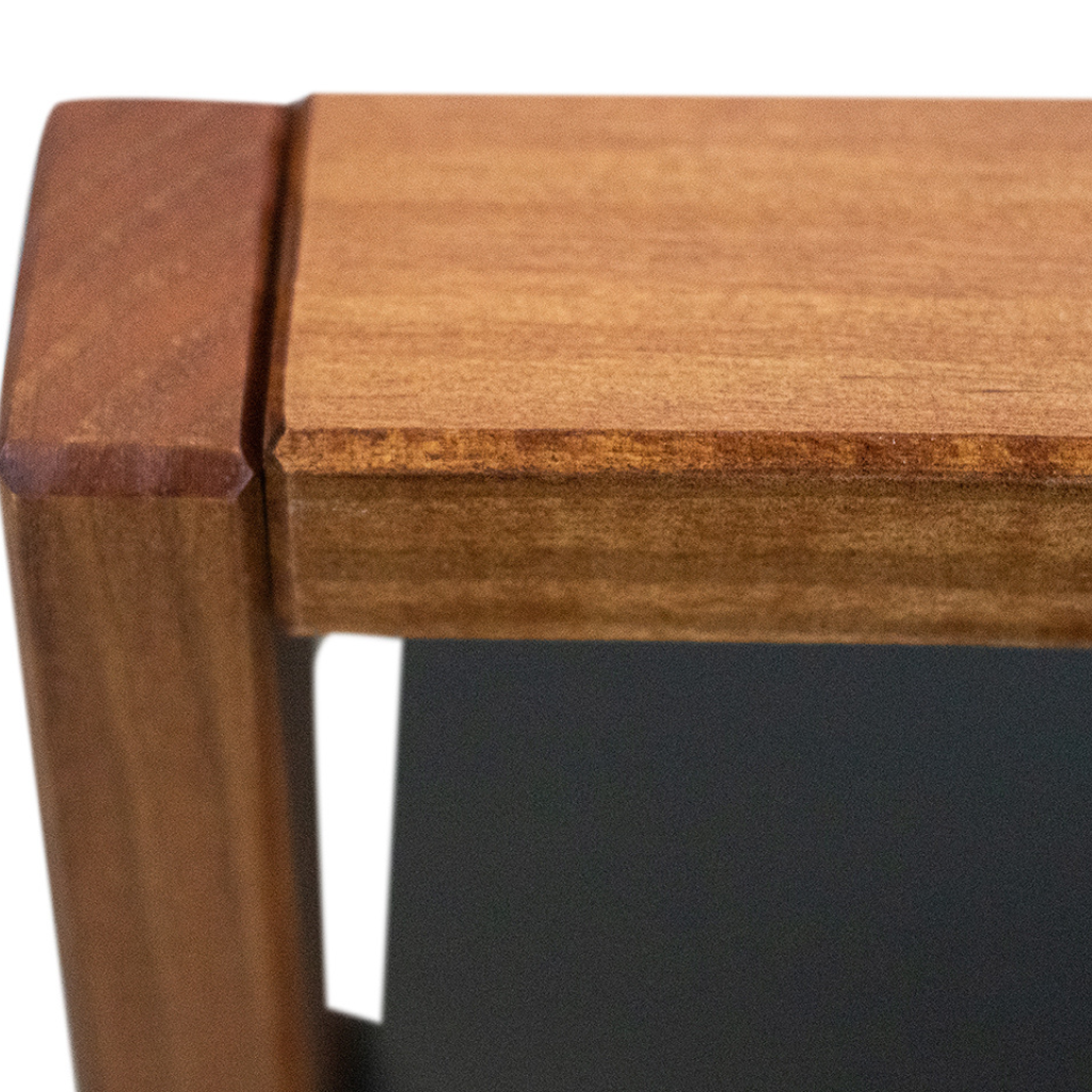 mesa de cabeceira em madeira, cor preta com garapa natural volt, detalhando a parte de cima do móvel