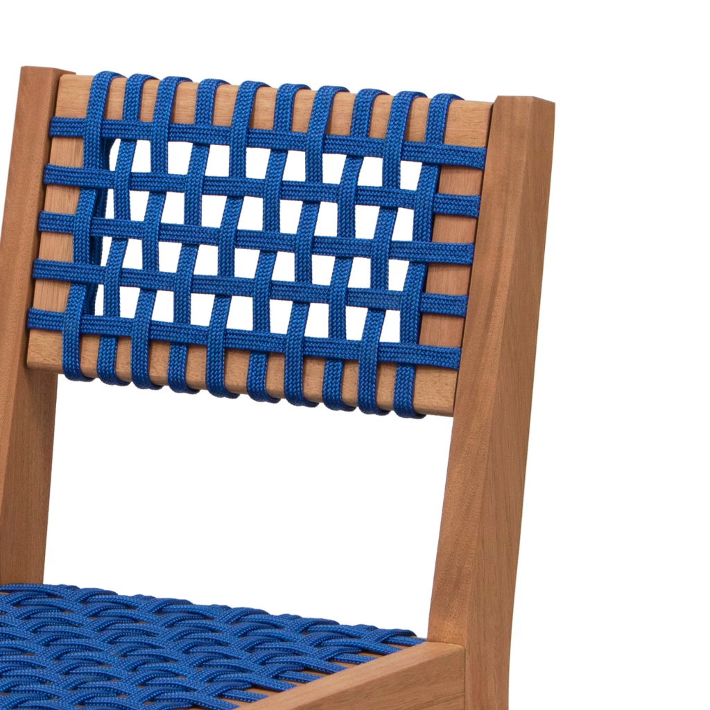 Cadeira de madeira com encosto, assento de cordas cor azul, detalhando o encosto