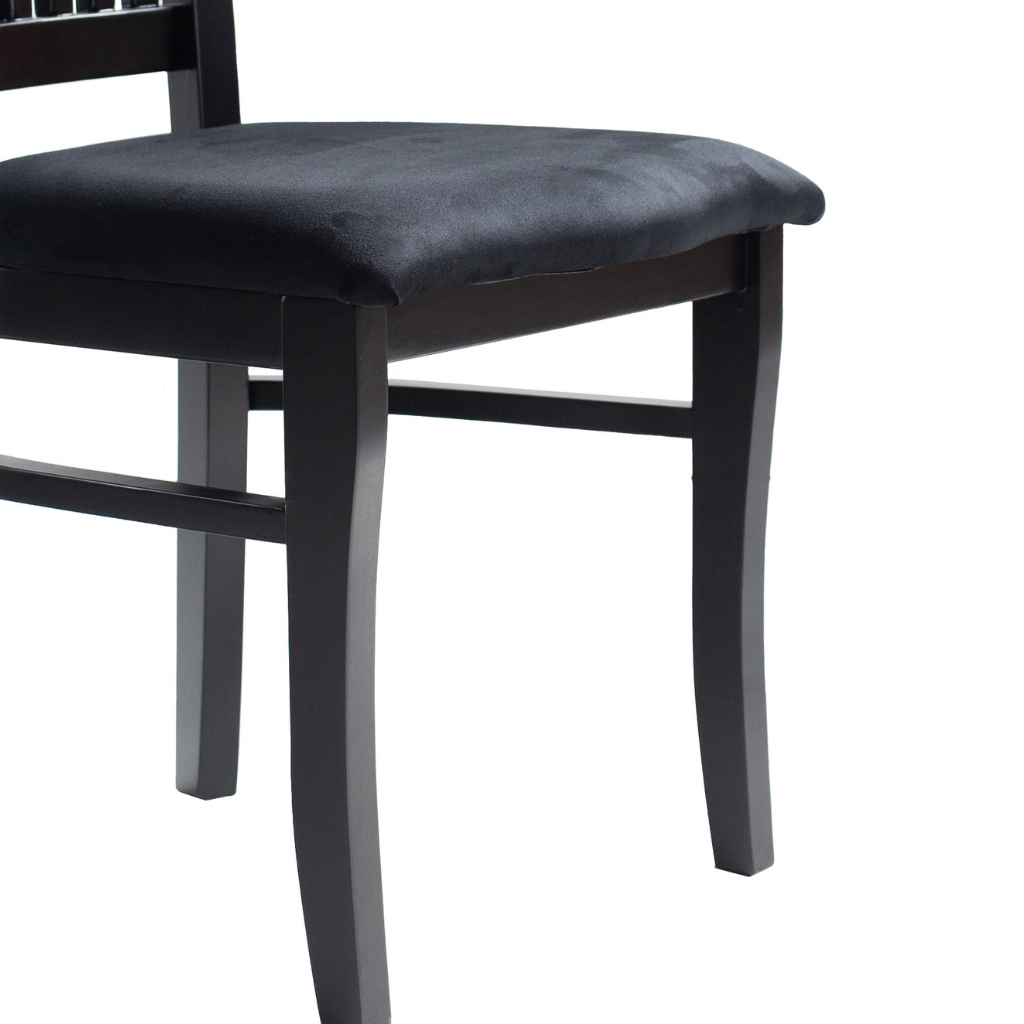 Conjunto 2 cadeiras, cor preto fosco, tecido veludo preto, detalhando os pés e o assento