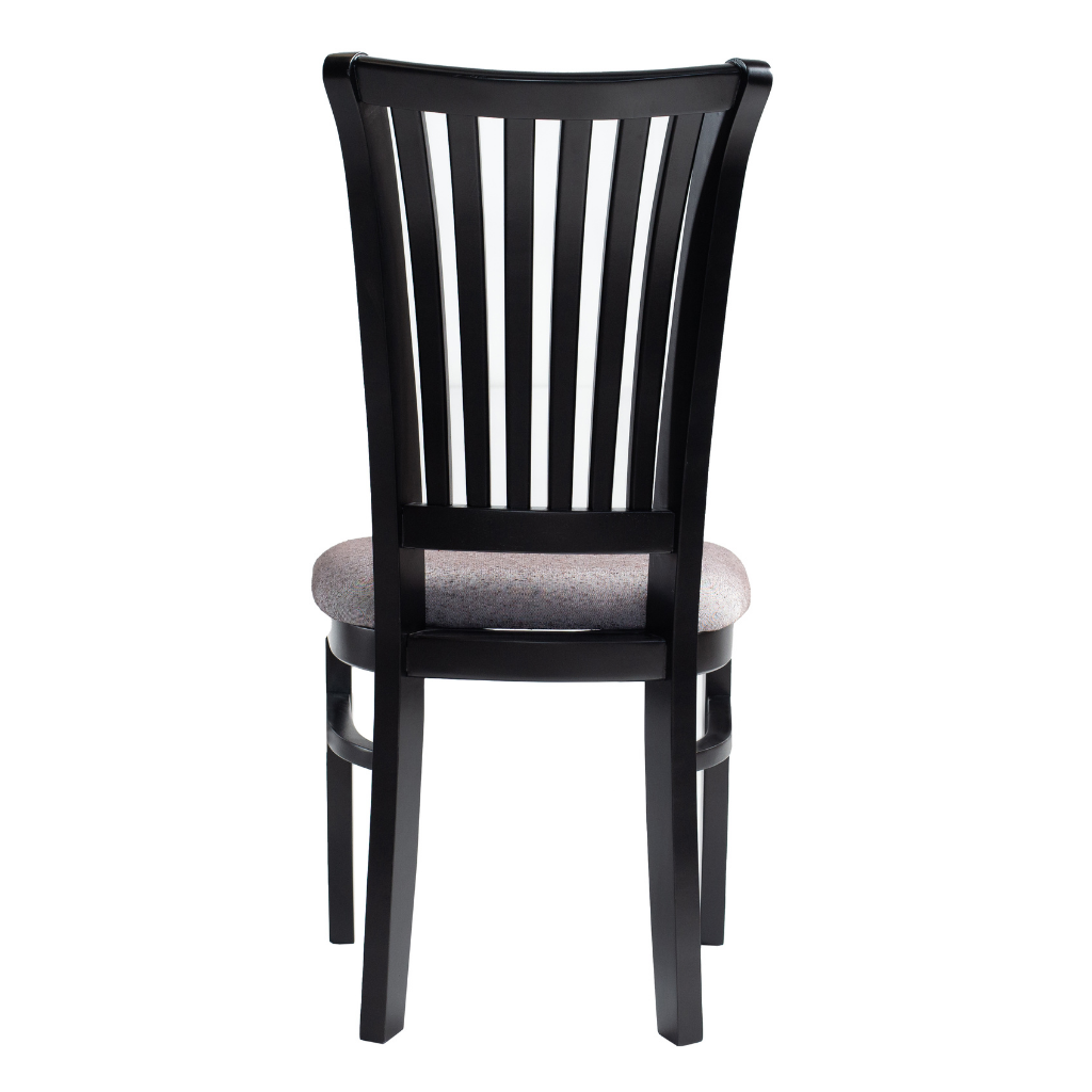 Cadeira com detalhe ripado no encosto sua cor laca preta fosca.