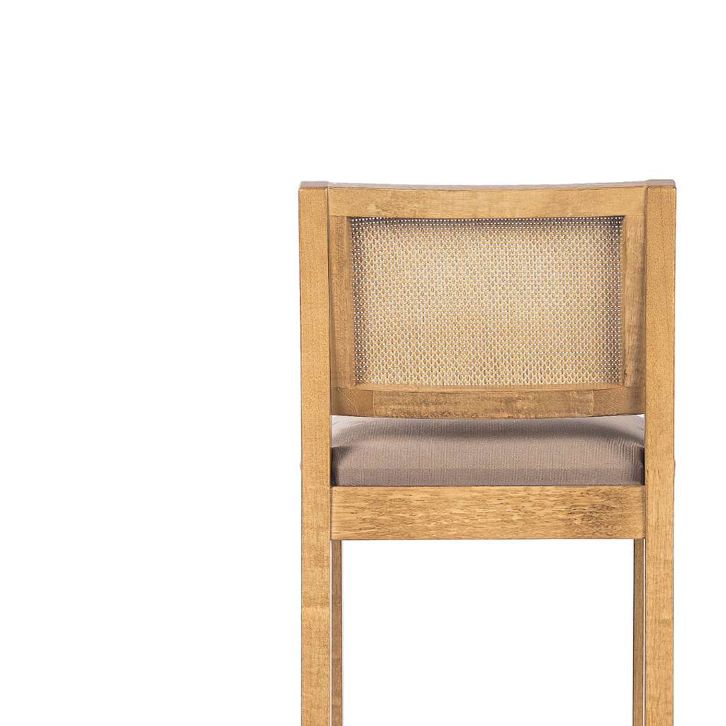 Banqueta em madeira com trama natural e estofado suede bege cor amêndoa, destacando atrás do encosto