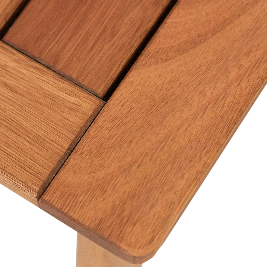 Mesa de centro retangular alpina em madeira ripada, cor stain castanheira, destacando as bordas
