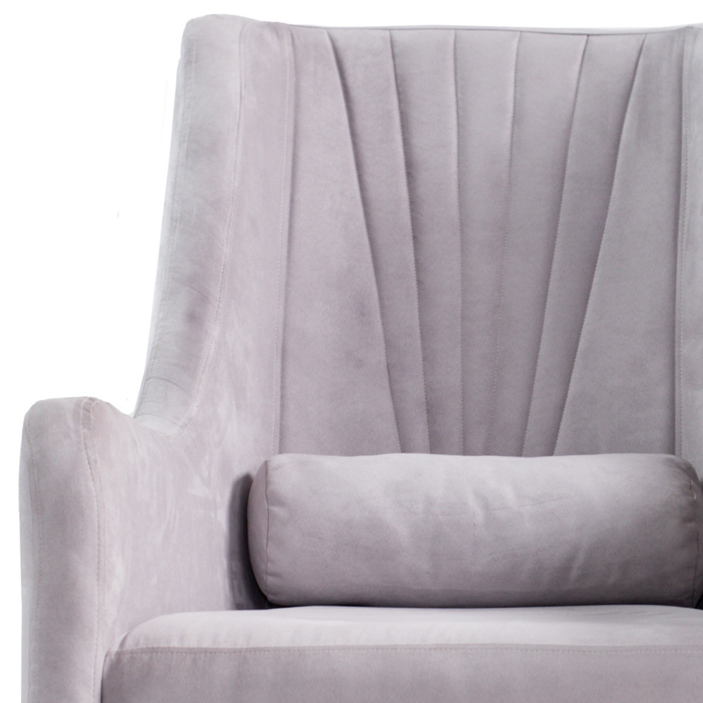 Cadeira de amamentação balanço cor amêndoa com tecido cinza, detalhando o assento