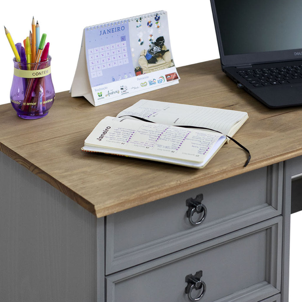 escrivaninha boho com 4 gavetas cor cinza e madeira natural, destacando como irá ficar com livros, lapis, canetas e computadores 