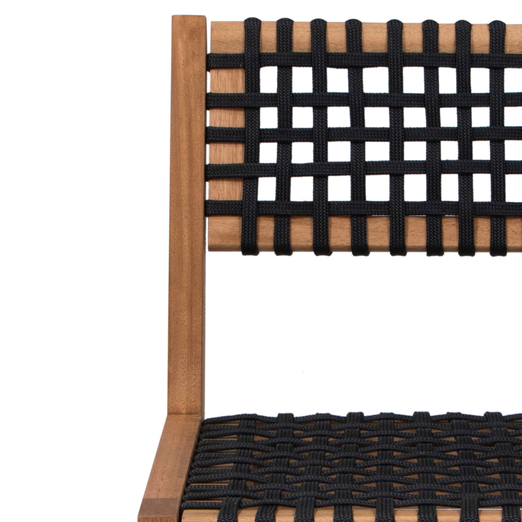 Cadeira de madeira com encosto e assento de cordas cor preta, detalhando as cordas