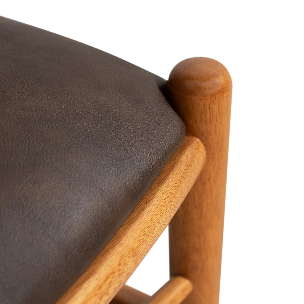 Cadeira Em Madeira Candice Cor Amêndoa Tecido Courino Tabaco, destacando detalhes do canto do assento