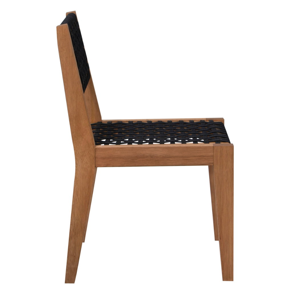 Cadeira de madeira com encosto e assento de cordas cor preta, visto de lado