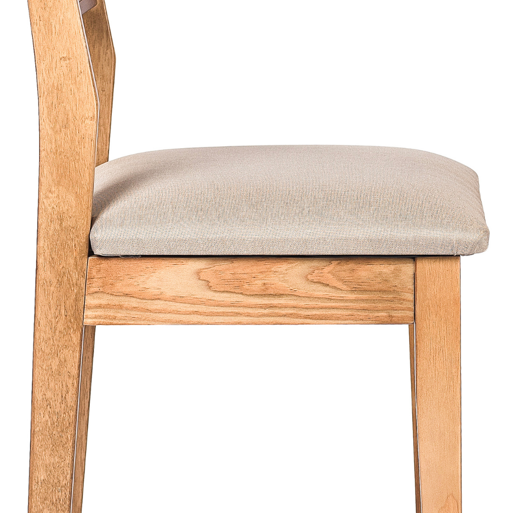conjunto de 2 cadeiras de madeiras em trama natural e estufado silvia cor amêndoa tecido linho, detalhando o estofado do assento