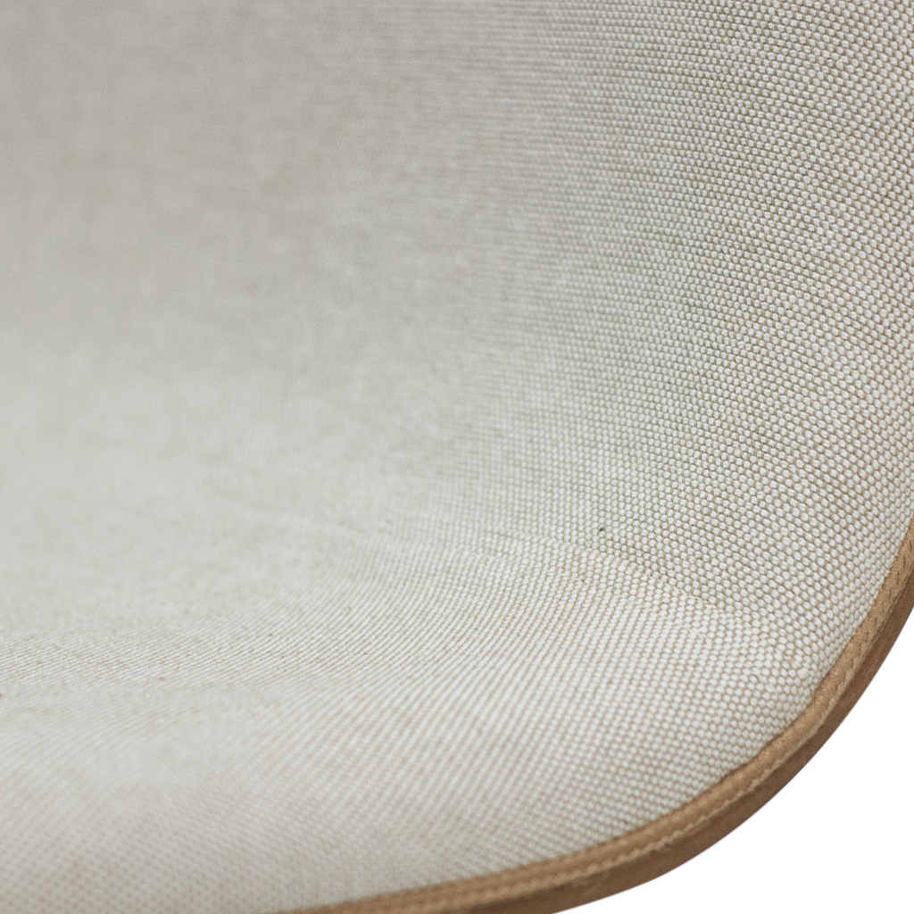 Cadeira cor freijó, tecido cotone claro, detalhando o acabamento do tecido entre assento-encosto