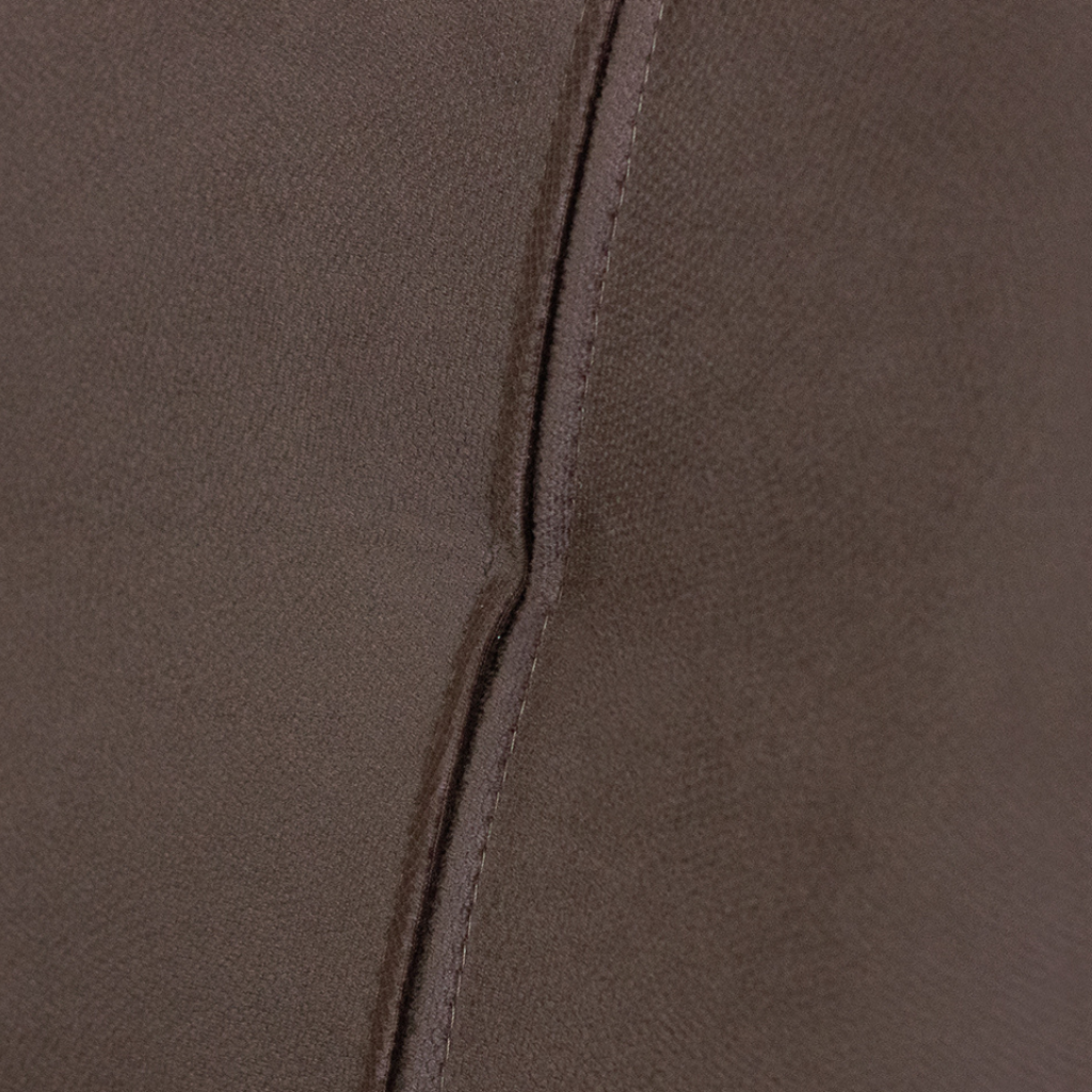 conjunto 2 cadeira naíma com tecido veludo marrom, pés imbuia, destacando o acabamento do tecido