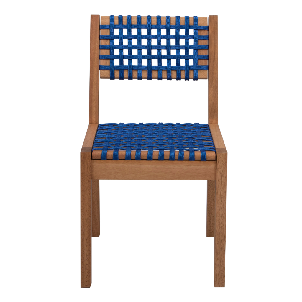 Cadeira de madeira com encosto, assento de cordas cor azul, visto de  frente