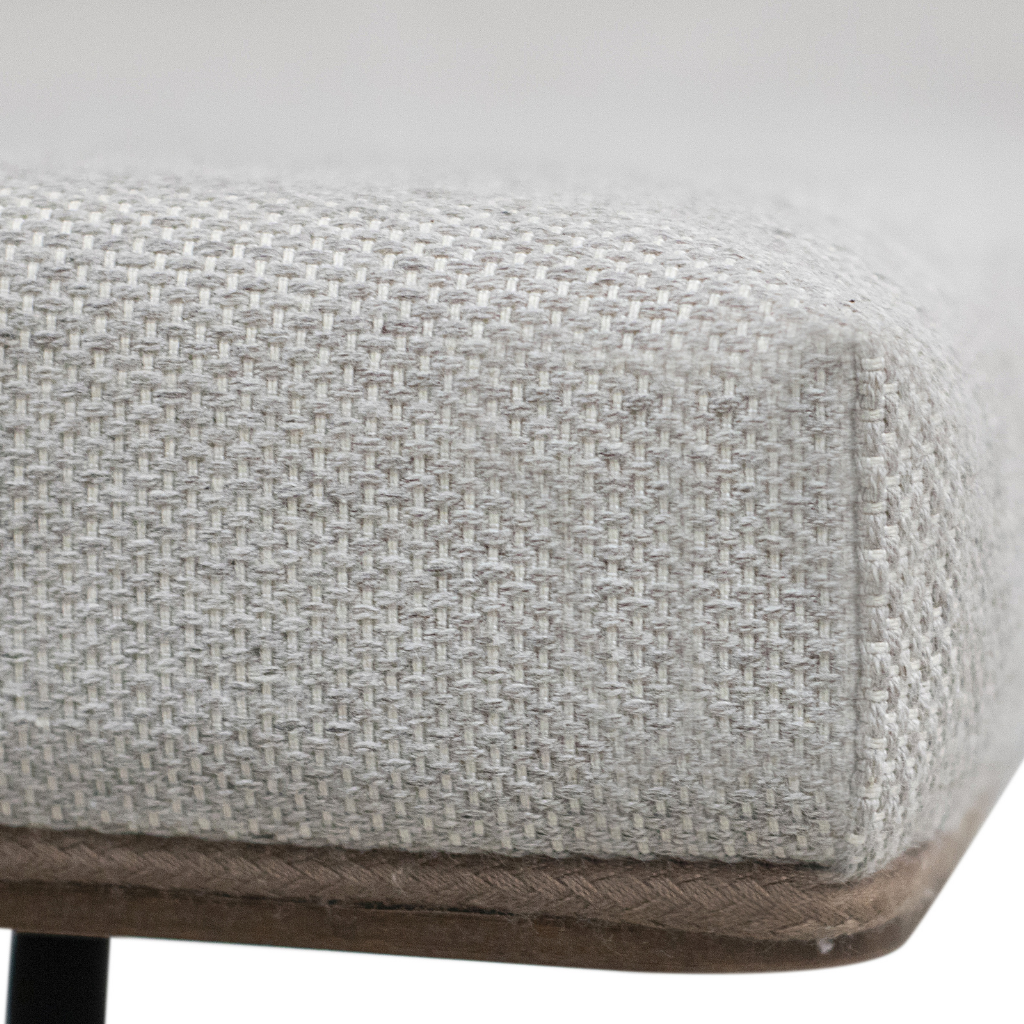 cadeira elaine cor nogueira, tecido frame claro, pés industriais, detalhando o acabamento do tecido junto ao assento