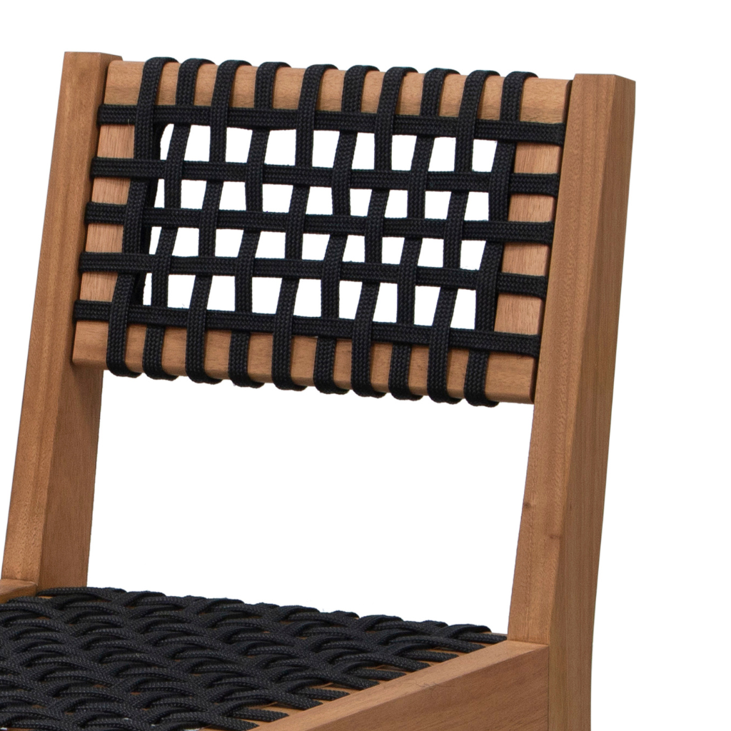 Cadeira de madeira com encosto e assento de cordas cor preta, detalhando as cordas do encosto