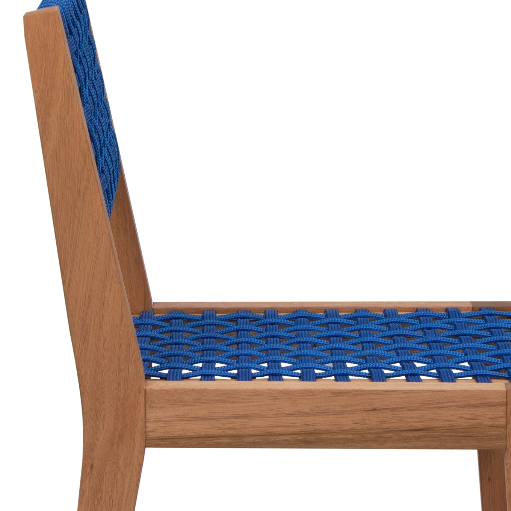 Cadeira de madeira com encosto, assento de cordas cor azul, detalhando o assento e encosto