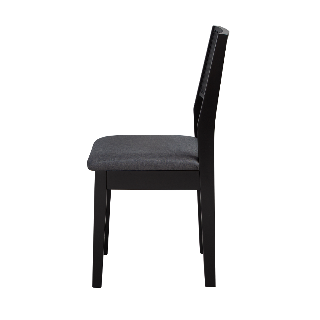  cadeira de madeira em trama natural e estufado silvia cor preto tecido linho escuro, visto de lado/