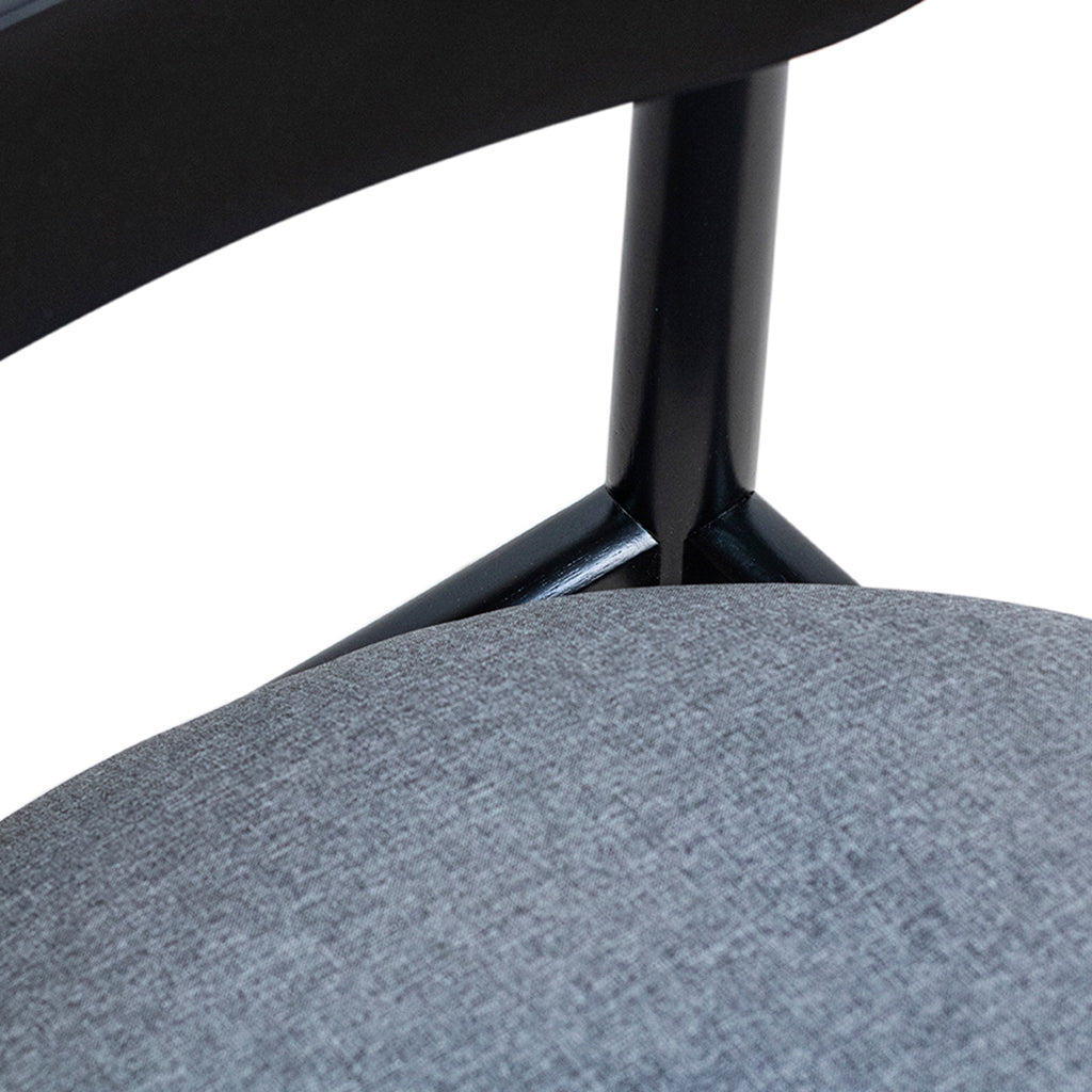 Cadeira Em Madeira Luana Cor Laca Preta Fosca Tecido Linho Cinza, destacando os detalhes entre assento e encosto