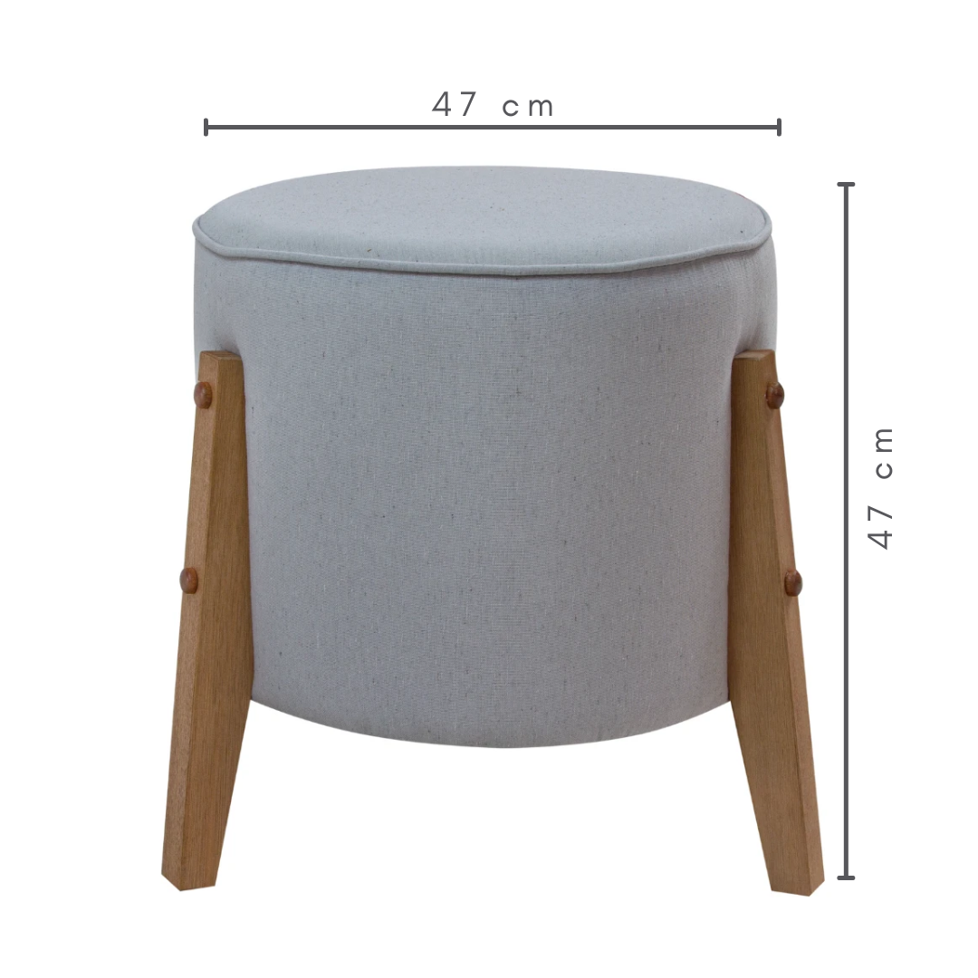 Puff Pietro com pés em madeira Honey e Tecido Algodão Cru, medidas:   A=47 cm   C / L = 47 cm