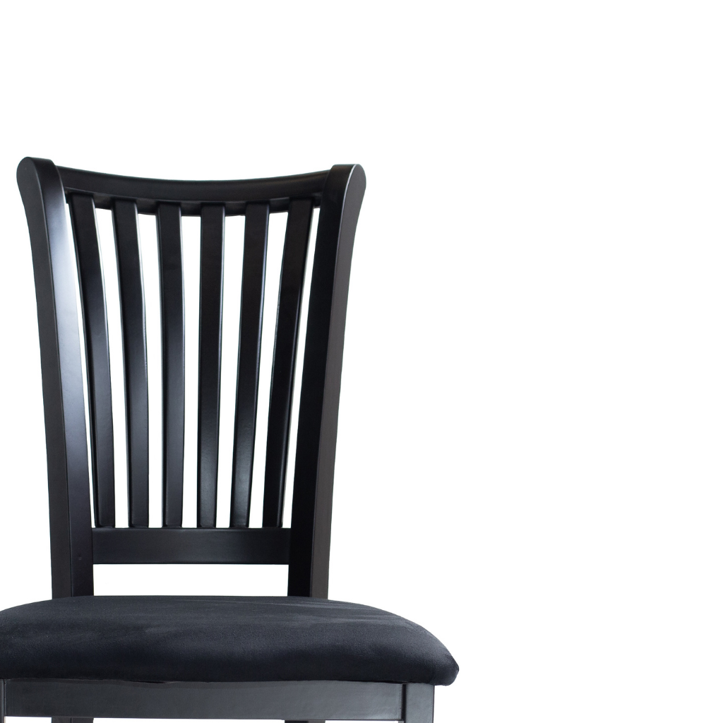 Conjunto 2 cadeiras, cor preto fosco, tecido veludo preto, detalhando o encosto e assento